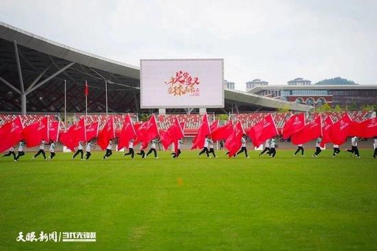 右路定位球布雷夏尼尼开到禁区直接旋向球门，米兰3-1弗洛西诺内。